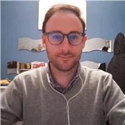 Profesor de Inglés que imparte clase a alumnos de todas las edades